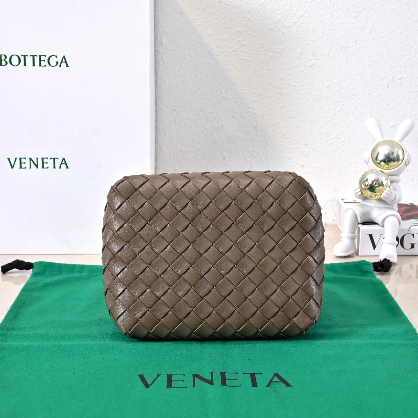 Batch 1760 BV home is new! Andiamo combines Bottega Veneta archives parachute handbags to inherit retro elements and integrate modern trends. The same style as Shu Qi's Beijing Night. It is a continuation of the classic bag. It has three functions: hand carry, shoulder and cross-body. It is embellished with metal brass knot buckles. The capacity of the small one is amazing. It can easily hold sunglasses in a box/small bottle of water/powder powder/charger and other daily necessities when going out. The upper body is versatile. Style number: 6569 Size: 21*17*16.5cm